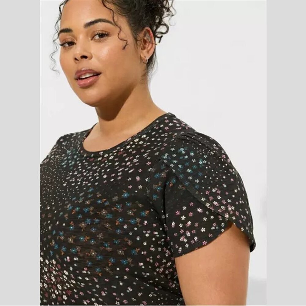 Torrid - Cotton Slub Jersey Crew Neck Tulip Sleeve Tee in Wild Ditsy Deep Black 
